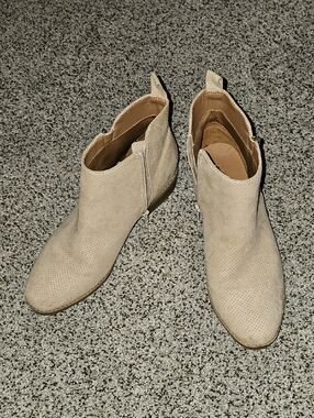 Universal Thread Women’s Beige Perforated Faux Suede Ankle Booties 9w